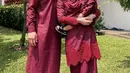 Tampil kompak bersama keluarga, Lesti Kejora tampak menawan dibalut baju kurung warna merah maroon dengan aksen bordiran di tepian. [@lestikejora]
