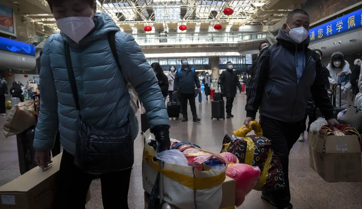Pelancong berjalan di sepanjang concourse di Stasiun Kereta Api Beijing West di Beijing, Rabu, 18 Januari 2023. China pada Desember mencabut kebijakan "nol-COVID" yang ketat, melepaskan gelombang keinginan perjalanan yang terpendam, terutama di sekitar waktu terpenting China untuk pertemuan keluarga, yang disebut di China sebagai Festival Musim Semi, yang mungkin satu-satunya waktu di satu tahun ketika pekerja perkotaan kembali ke kampung halaman mereka. (AP Photo/Mark Schiefelbein)