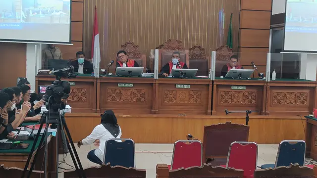 ART Susi saat Memperagakan Posisi Putri Candrawathi Tergeletak di Kamar Mandi Rumah Magelang