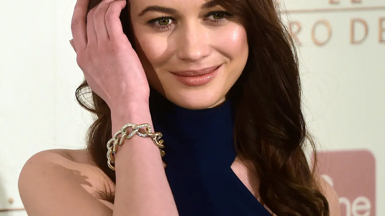 Bintang Film James Bond Olga Kurylenko Positif Corona