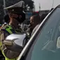 Polisi menghentikan mobil saat pemberlakuan ganjil genap di kawasan Fatmawati, Jakarta, Senin (25/10/2021). Pemberlakuan ganjil genap di DKI Jakarta diperluas menjadi 13 titik. (Liputan6.com/Herman Zakharia)