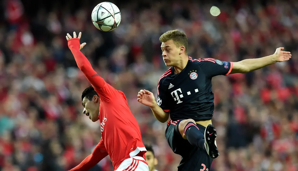 Duel antara pemain Bayern Munchen dan Benfica pada leg kedua perempat final Liga Champions di Estadio da Luz, Lisbon, Kamis (14/4/2016) dini hari WIB. (AFP/Francisco Leong) 