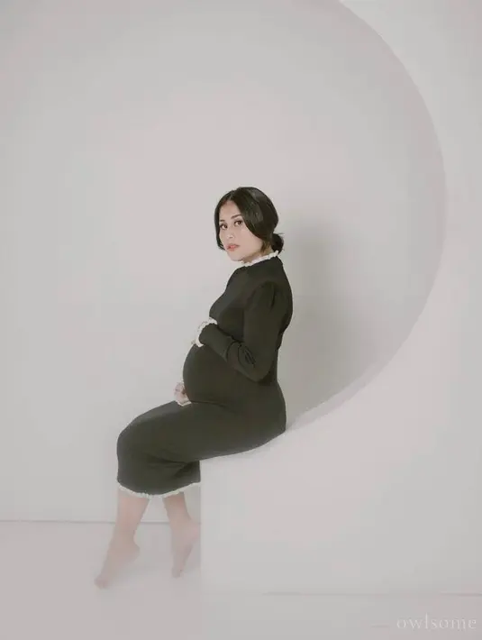 Tanpa ditemani suami dan anak, Gya memilih tema monokrom dalam maternity shoot keduanya. (Instagram/gyaps).