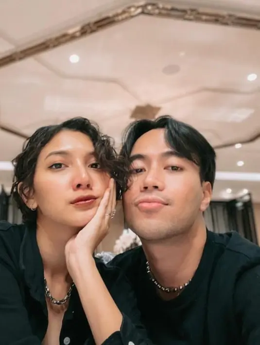 Sama-sama tampil kompak pakai baju hitam dan chain necklace, penampilan keduanya disebut bak kembaran setelah Sheila memotong rambutnya. @vidialdiano @sheiladaisha.