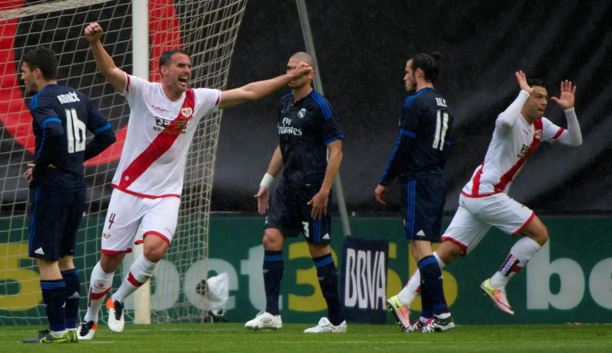 Gawang Real Madrid kembali bobol setelah pemain Rayo Vallecano, Miku (kanan), mencetak gol kedua dalam laga La Liga Spanyol di Stadion Campo de Fútbol de Vallecas, Sabtu (23/4/2016). (AFP/Curto De La Torre)