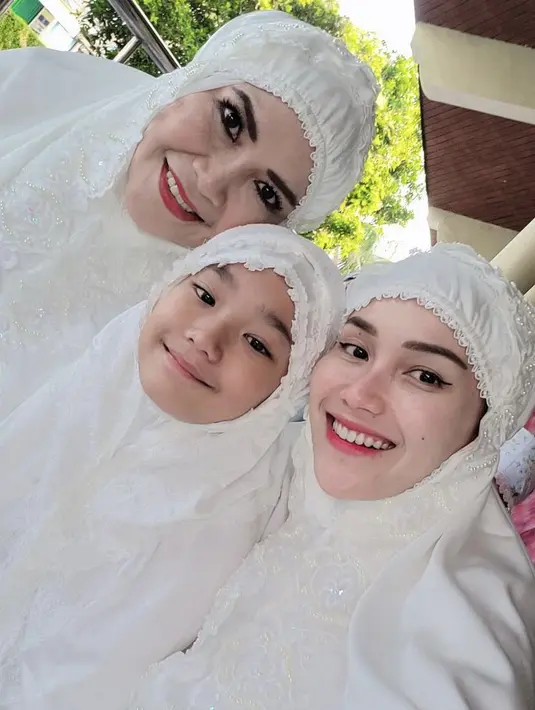 Ayu Ting Ting kompak mengenakan mukena warna putih berbordir bersama ibunda san anaknya, Bilqis. @ayutingting92