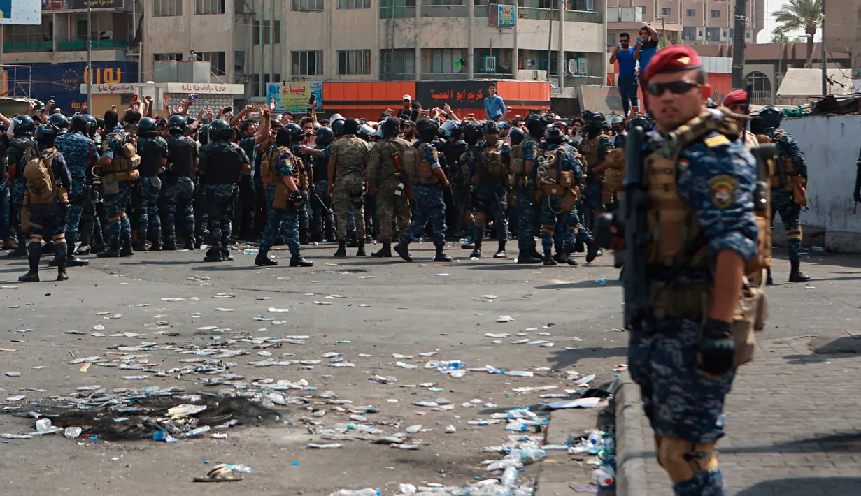 Pasukan keamanan Irak mencegah demonstran antipemerintah menuju Tahrir Square di pusat Baghdad, Irak, Rabu (2/10/2019). Pasukan keamanan dan polisi antihuru-hara dikerahkan untuk menghalangi semua jalan menuju Tahrir Square. (AP Photo/Khalid Mohammed)