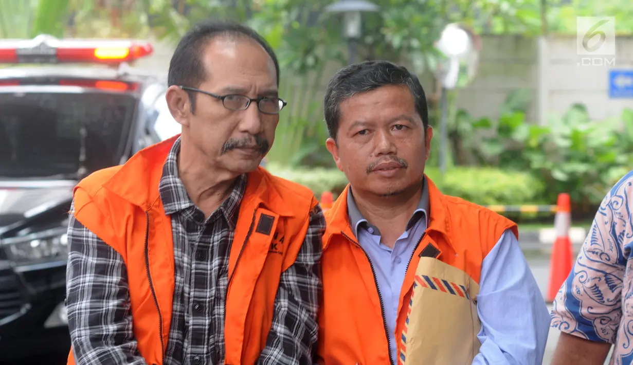 Hakim PN Jakarta Selatan nonaktif Iswahyu Widodo (kiri) dan Kepala Bidang SMP Dinas Pendidikan Kabupaten Cianjur Rosidin tiba di Gedung KPK, Jakarta, Jumat (22/2). Keduanya akan menjalani pemeriksaan lanjutan oleh penyidik KPK. (Merdeka.com/Dwi Narwoko)