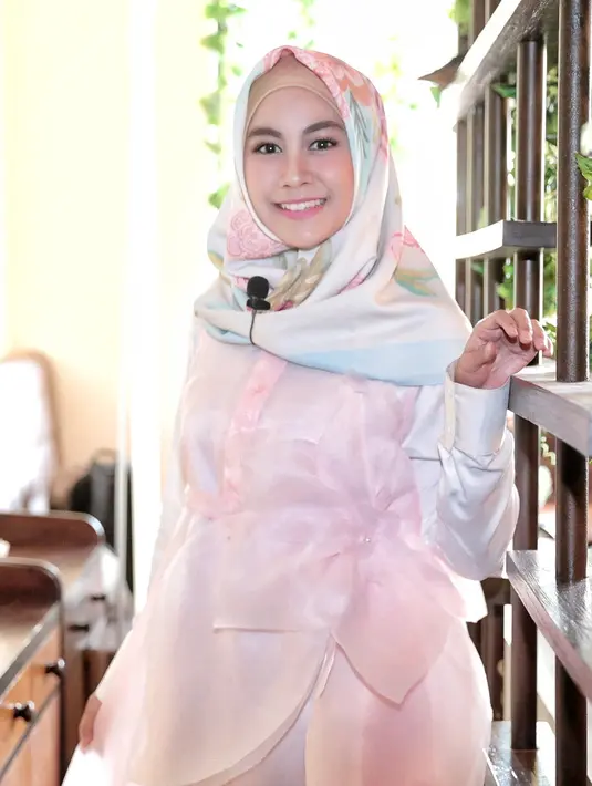 "Tugas akhir sekarang aku ambil tema museum otomotif dan judulnya museum otomotif mobil Jawa Barat. Dibilang stres iya, karena ini kan puncaknya, tapi alhamdulillah aku bisa menyelesaikan," ujar Anisa Rahma. (Adrian Putra/Bintang.com)