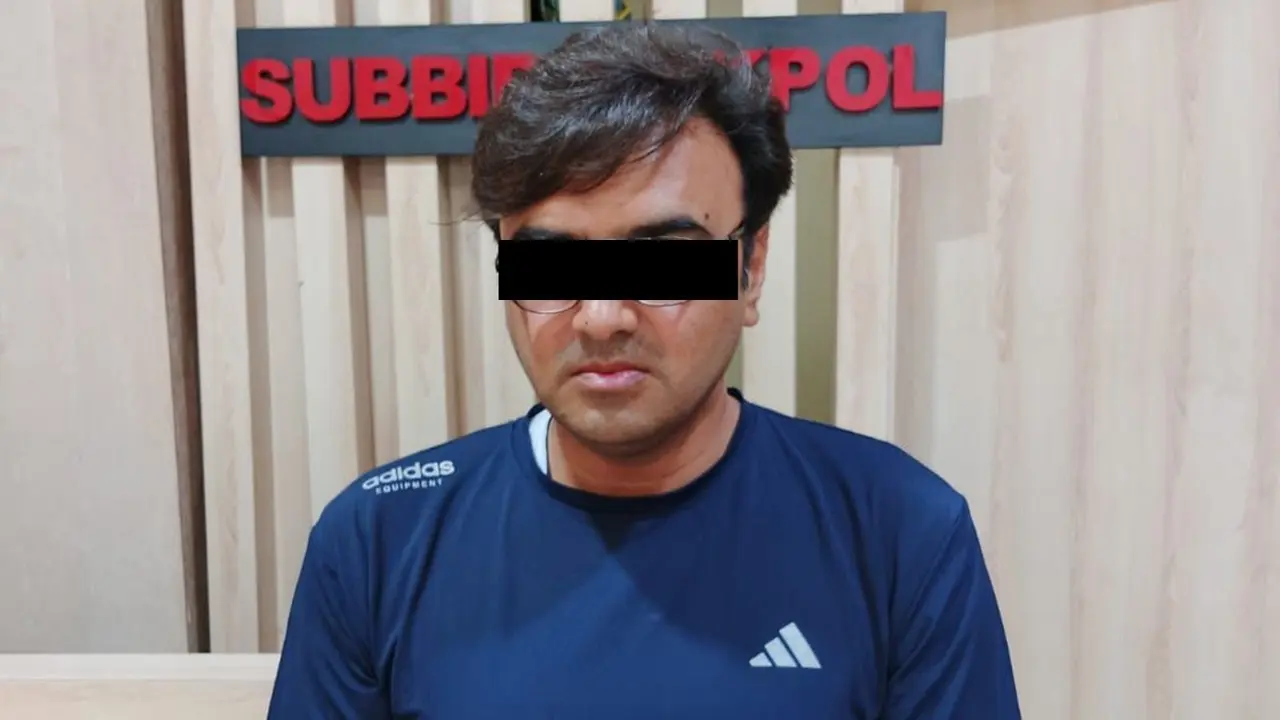 Seorang warga negara asing (WNA) asal Pakistan berinisial MAI (41) ditangkap petugas Direktorat Reserse Narkoba Polda Metro Jaya di area parkir, Jalan Damar, Pademangan Timur, Jakarta Utara pada Selasa (29/7/2025). (Liputan6.com/Ady Anugrahadi)