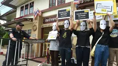 Aktivis dari Amnesty International melakukan aksi tolak eksekusi hukuman mati dengan suntik di depan penjara Bang Kwang di Nonthaburi, Bangkok (19/6). Pemerintah Thailand telah melakukan eksekusi pertama sejak 2009. (AFP PHOTO / Romeo Gacad)