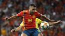 Bek Spanyol, Jordi Alba, berusaha melewati gelandang Swedia, Sebastian Larsson, pada laga Kualifikasi Piala Eropa 2020 di Stadion Santiago Bernabeu, Madrid, Senin (10/6). Spanyol menang 3-0 atas Swedia. (AFP/Pierre-Philippe Marcou)