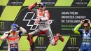 Pembalap Spanyol, Jorge Lorenzo (tengah) melompat merayakan selebrasi didampingi posisi kedua pembalap Marc Marquez dan posisi ketiga Valentino Rossi usai balapan MotoGP Catalunya di Sirkuit Catalunya, Montmelo, (17/6). (AFP PHOTO / Lluis Gen)