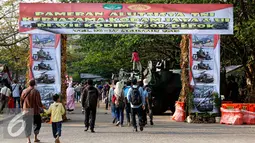 Dalam rangka memperingati HUT RI ke-70, Komando Distrik Militer 0508/Depok gelar pameran road to campus Alat Utama Sistem Persenjataan (Alutsista) di kawasan Boulevard Universitas Indonesia, Jawa Barat, Kamis (27/8/2015). (Liputan6.com/Yoppy Renato)
