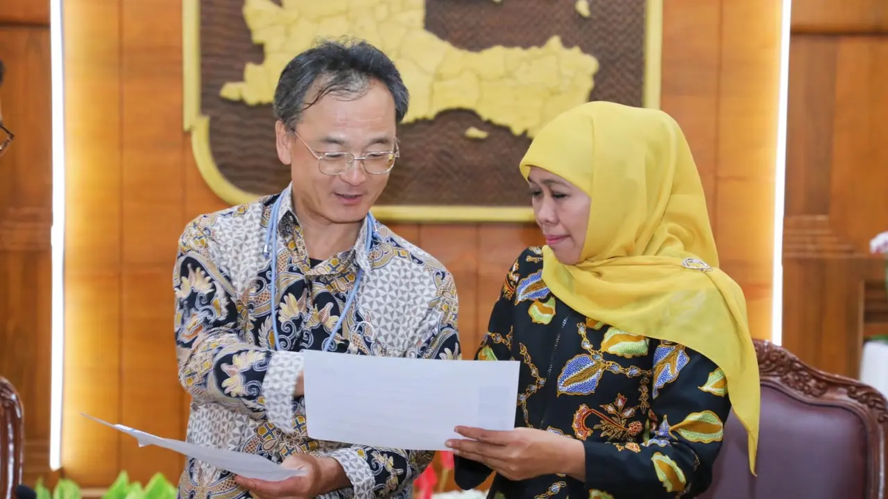 Khofifah Indar Parawansa menerima kunjungan tim Representative Japan Internasional Coorporation Agency (JICA) Yasui Takehiko di Gedung Negara Grahadi Surabaya. (Dian Kurniawan/Liputan6.com)