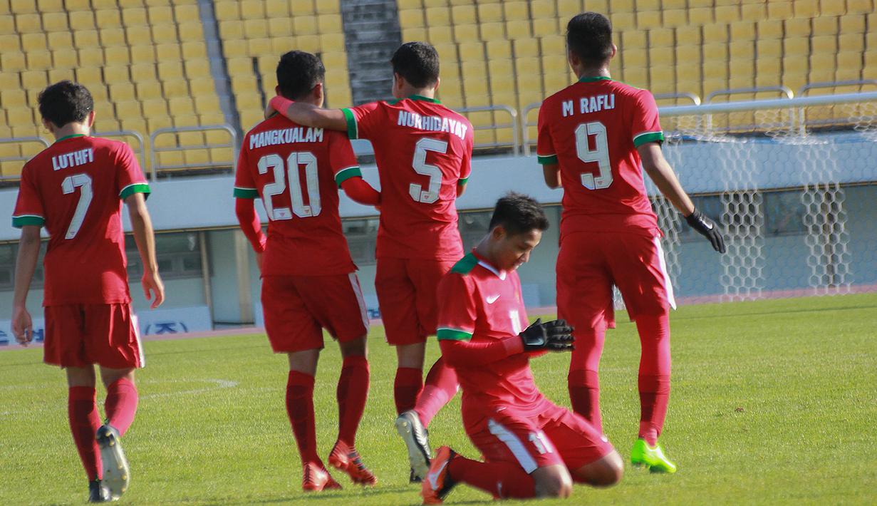 Para pemain Timnas Indonesia U-19 merayakan gol bunuh dirinya yang dilakukan pemain Brunei U-19 pada laga kualifikasi Piala Asia U-19 di Stadion Puju Public, Gyeonggi, Selasa (31/10/2017). Timnas U-19 menang 5-0 atas Brunei. (Bola.com/Media PSSI)