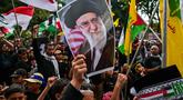 Seorang anak laki-laki memegang plakat bergambar pemimpin tertinggi Iran, Ayatollah Ali Khamenei yang gugur dalam serangan Amerika Serikat dan Israel pada akhir Februari lalu, selama berunjuk rasa memperingati Hari Al-Quds, di Surabaya, Jawa Timur, Jumat (13/3/2026). Ratusan orang turun ke jalan menggelar aksi unjuk rasa memperingati Hari Al-Quds Internasional. (Juni KRISWANTO/AFP)
