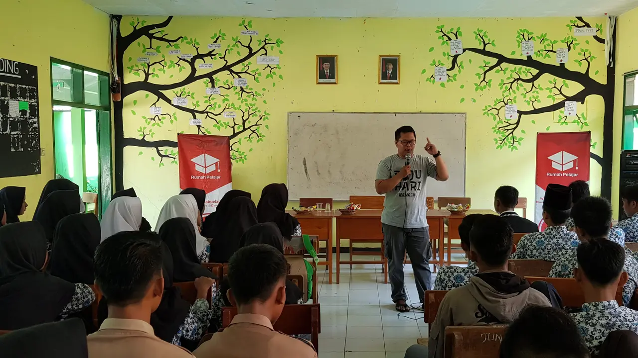 Salah satu pemateri anggota rumah pelajar tengah memberikan bimbingan dan sosialisasi pendidikan
