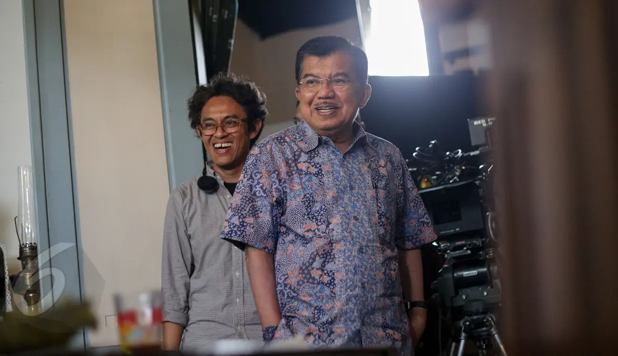 Wakil Presiden Jusuf Kalla melihat lokasi syuting film 'Athirah' di Makassar, Minggu (7/6/2015). Riri Riza menemani Jusuf Kalla berkeliling melihat lokasi syuting. (Liputan6.com/Faizal Fanani)