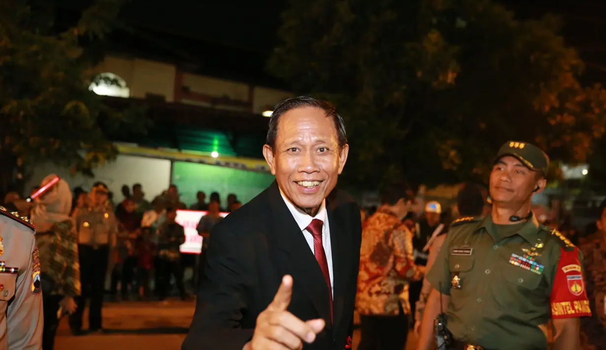 Pelawak senior  Indonesia Tarzan juga hadir di acara spesial tadi malam. Telihat datang seorang diri, Tarzan tampak gagah dengan setelan jas dan dasi berwarna merah. Pastinya Tarzan sangat bahagia bisa berada di tempat itu. (Adrian Putra/Bintang.com)
