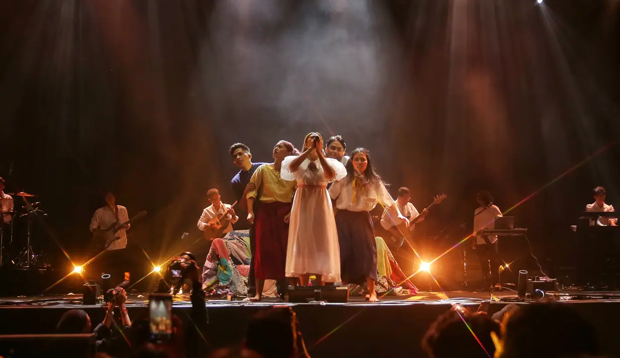 Meski tampil dengan durasi singkat, koser Selamat Ulang Tahun ini tetap terasa spesial dan magis. [Foto: Adrian Putra/Fimela]