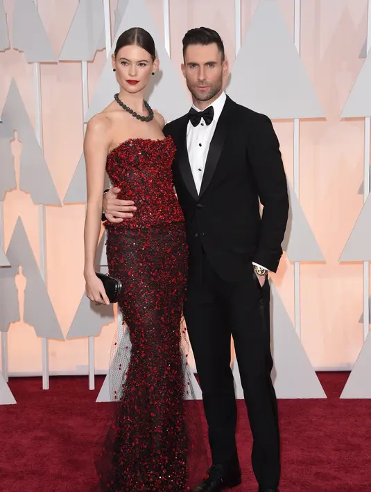 Tak ada hentinya sosok suami romantis seperti Adam Levine yang tiba-tiba berikan kejutan manis untuk istrinya, Behati Prinsloo. (AFP/Bintang.com)