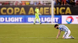 Reaksi Kapten Argentina, Lionel Messi usai negaranya kalah dari Cile, pada laga final Copa America Centenario 2016, di Stadion East Rutherford, New Jersey, Senin (27/6/2016) pagi WIB. Tim Tango takluk via adu penalti dengan skor 2-4. (Reuters/Adam Hunger)