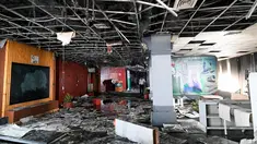 Sisa-sisa bangunan yang hangus dari lembaga penyiaran negara Bangladesh Television atau BTV terlihat setelah para mahasiswa membakarnya selama protes protes terhadap kuota calon pegawai negeri sipil, di Dhaka, Rabu (24/7/2024). (Munir UZ ZAMAN / AFP)