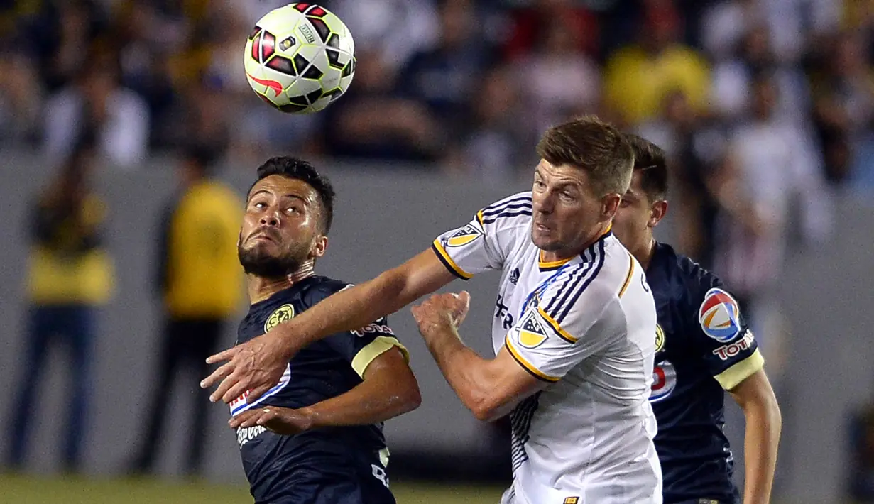Steven Gerrard berebut bola dengan Jose Daniel Guerrero. (EPA/MIKE NELSON)