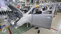 Pekerja menyelesaikan pembuatan mobil Kijang Innova pabrik Karawang 1 PT Toyota Motor Manufacturing Indonesia, Jawa Barat, Selasa (26/1). Pabrik ini memproduksi Kijang Innova serta Fortuner mencapai 130.000 unit pertahun. (Liputan6.com/Immanuel Antonius)