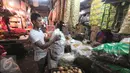 Pedagang menata barang dagangannya di Pasar Senen, Jakarta, Senin (28/12/2015). Menjelang akhir tahun harga sejumlah kebutuhan pokok di pasar tradisional rata-rata mengalami kenaikan hingga 20%. (Liputan6.com/Angga Yuniar)