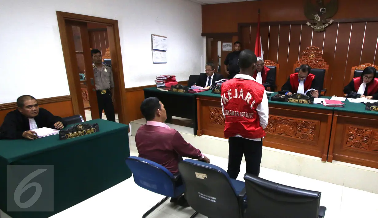 Terdakwa kasus narkotika sabu seberat 6,3 kg Arinze Petrus Eneh menjalani sidang vonis di PN Jakarta Barat, Jakarta, (18/5). Majelis Hakim  PN Jakarta Barat menjatuhkan vonis 20 tahun penjara kepada Arinze Petrus. (Liputan6.com/Helmi Afandi)