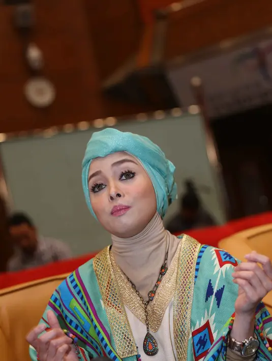 "Sangat bangga dengan mbak Anniesa. Sangat menggembirakan sekali ketika fashion hijab bisa menembus ke sana. Busana hijab memang pasarnya Indonesia, Asia, Timur Tengah, tapi ternyata sekarang sudah bisa ke Amerika.” tandas Terry. (Nurwahyunan/Bintang.com)