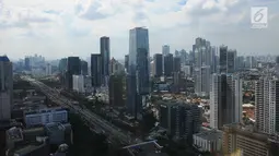 Deretan gedung bertingkat terlihat dari jendela gedung pencakar langit di kawasan Jakarta, Kamis (2/5/2019). Sebagian besar atau 42 persen dari gedung-gedung pencakar langit memiliki ketinggian di atas 150 meter umumnya digunakan untuk perkantoran. (Liputan6.com/Angga Yuniar)