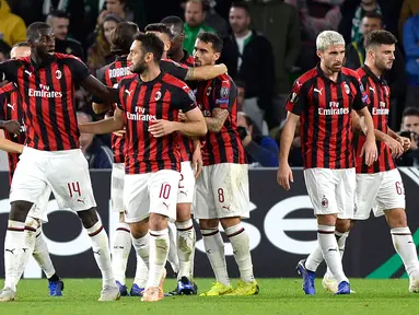 Penyerang AC Milan, Suso (ketiga kiri) berselebrasi bersama rekannya usai mencetak gol ke gawang Real Betis di menit 62 selama grup F Liga Europa di stadion Benito Villamarin, Sevilla (8/11). Milan menahan imbang Betis 1-1. (AFP Photo/Cristina Quicler)