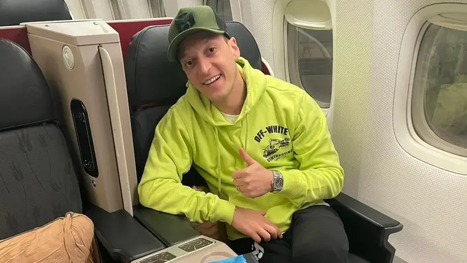 9 Potret Bergaya Mezut Ozil dalam Koleksi Hoodienya, Bisa Jadi Inspirasi Tampil Casual-Boyish