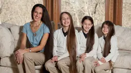 Kebiasaan tidak menggunting rambut pun ditularkan Terelynn Russel kepada tiga anak perempuannya. Callan (11) memiliki rambut dengan panjang 0,9 meter; Cendalyn (9) dan Chesney (6) memiliki panjang rambut 0,68 meter. (dailymail.co.uk)