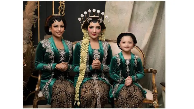 6 Gaya Pemotretan Keluarga Anang Hermansyah dan Ashanty ala Pengantin Jawa, Menawan