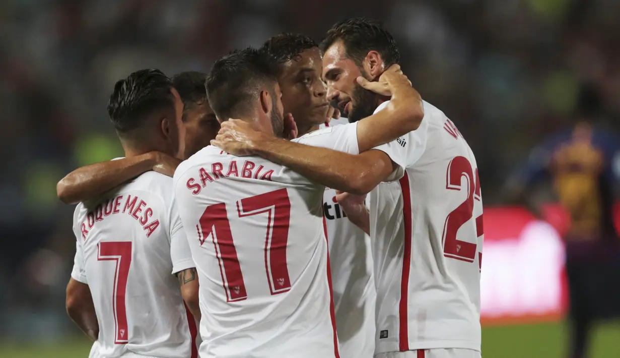 Para pemain Sevilla merayakan gol yang dicetak oleh Pablo Sarabia ke gawang Barcelona pada laga Piala Super Spanyol di Stadion Ibn Batouta, Tangiers, Minggu (12/8/2018). Barcelona menang 2-1 atas Sevilla. (AP/Mosa'ab Elshamy)