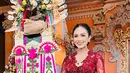 <p>Potret Krisdayanti Pakai Kebaya Bali Warna Merah (@krisdayantilemos)</p>