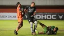 Hingga laga usai, tak ada gol tambahan. Statistik BRI Liga 1 mencatat, Persib Bandung terlalu tangguh dengan penguasaan bola mencapai 72 persen berbanding 28 persen milik Persiraja. (Bola.com/Bagaskara Lazuardi)