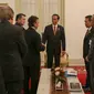 Presiden Joko Widodo menerima delegasi Federasi Sepakbola Internasional atau Federation of International Football Association (FIFA) dan Asia Football Confederation (AFC) di Istana Merdeka, Jakarta, Senin (2/11/2015). (Liputan6.com/Faizal Fanani)