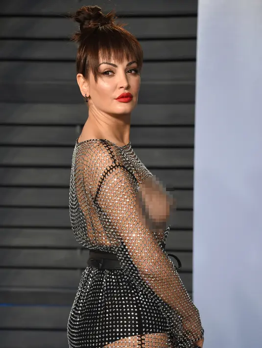 Penyanyi asal Albania, Bleona Qereti berpose saat tiba menghadiri Vanity Fair Oscar Party di Beverly Hills, California, AS (4/3). Bleona Qereti tampil vulgar dengan busana jaring-jaring transparan. (Photo by Evan Agostini/Invision/AP)
