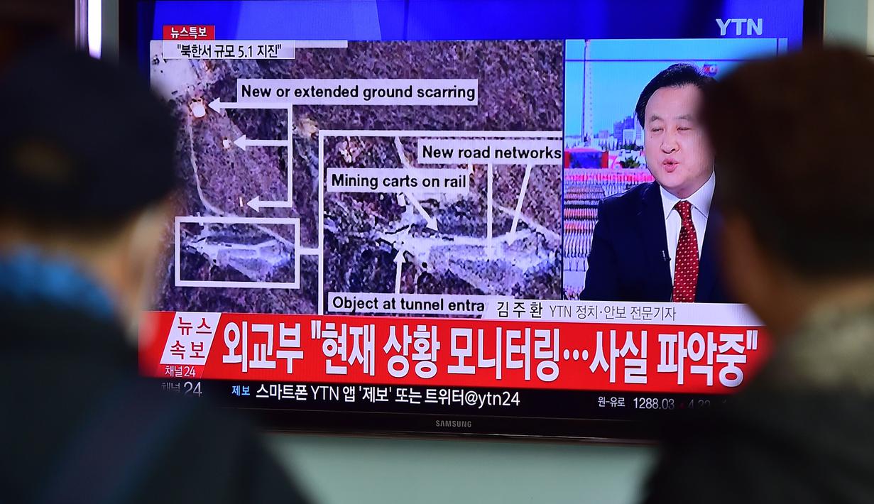 Warga menonton laporan berita dari layar TV di stasiun kereta api di Seoul, Rabu (6/1/2016). Gempa 5,1 SR terdeteksi di dekat tempat uji coba nuklir Korut. Hal itu memicu kekhawatiran bahwa Pyongyang telah melakukan uji coba nuklir lagi (AFP/Jung Yeon-Je)