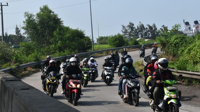 Pemudik kendaraan bermotor masuk ke Pelabuhan Bakauheni, Lampung Selatan. Foto (Liputan6.com/Ardi)