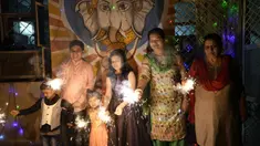 Sebuah keluarga India menyalakan petasan untuk merayakan Diwali, festival lampu Hindu, di Prayagraj, di negara bagian utara Uttar Pradesh, India, Senin (24/10/2022). Orang India di seluruh negeri merayakan Diwali, festival Hindu yang melambangkan kemenangan terang atas kegelapan. (AP Photo/Rajesh Kumar Singh)