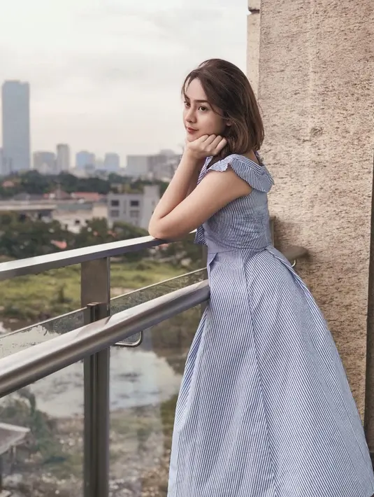 Selebgram kelahiran 1995 ini juga tampil soft dengan gaun biru muda. Bermakuep natural dan rambut yang dibiarkan terurai, penampilannya banyak dipuji netizen. (Liputan6.com/IG/@anyageraldine)