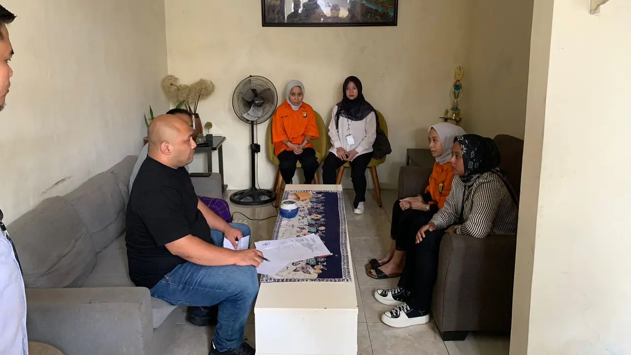 Polisi menyita sejumlah barang bukti hasil kejahatan si kembar Rihana-Rihani. Barang-barang itu diambil dari rumah Ketua RW di kawasan Ciputat Timur, Tangerang Selatan, Rabu (5/7/2023) (Istimewa)