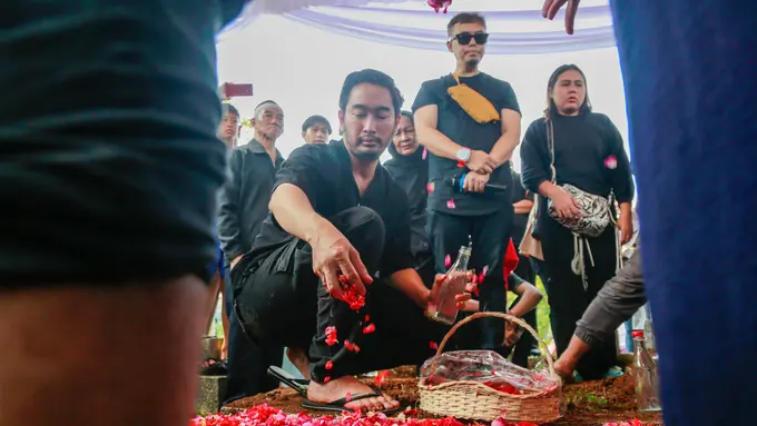 Jeje Govinda di pemakaman sang ibu, Farida Budyarti, Selasa (12/12/2023). [Foto: Muhammad Akrom Sukarya/Kapanlagi]