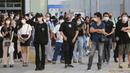 <p>Warga yang mengenakan masker untuk melindungi diri dari penyebaran COVID-19 berdiri di persimpangan di Tokyo, Jepang, Selasa (27/7/2021). Tokyo melaporkan jumlah kasus harian COVID-19 tertinggi beberapa hari setelah Olimpiade dimulai. (AP Photo/Koji Sasahara)</p>